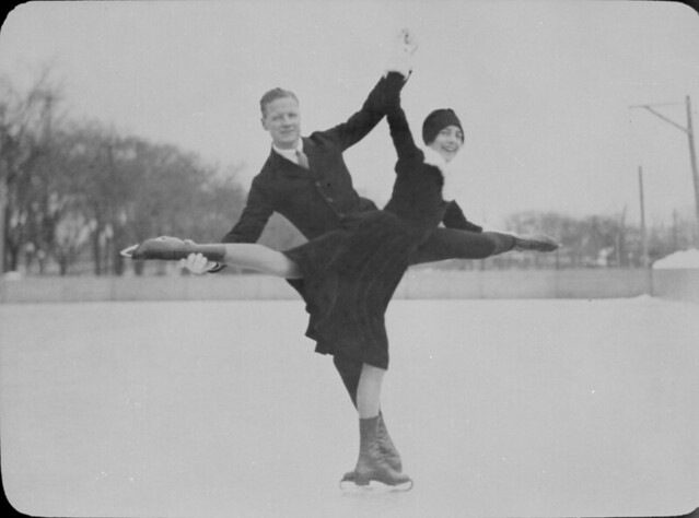 Winning pair in figure skating competition, Melville Rogers and Isobel (Tish) Blythe, University of Ottawa rink, King Edward Avenue and Nicholas Street, Ottawa, Ontario / Champions de patinage artistique en couple, Melville Rogers et Isobel (Tish) Blythe,