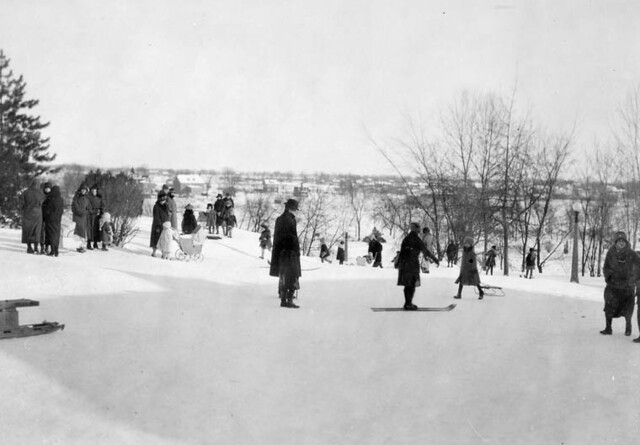 Winter sports in Strathcona Park, Ottawa, Ontario / Sports d’hiver au parc de Strathcona, Ottawa (Ontario)