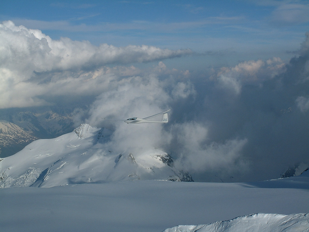 Duo Discus LGC, ridge soaring the Piz Zuppo, on the Swiss/Italian border