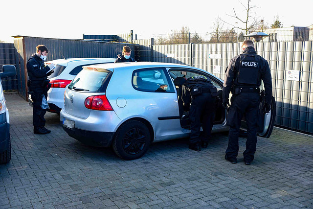 Die Polizei Köln hat eine 38-Jährigen in seiner Werkstatt in Wesseling festgenommen und diese anschließend durchsucht.