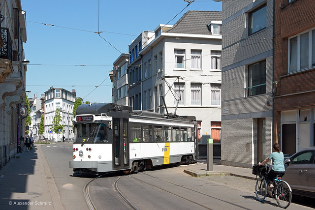 (BE) Antwerpen: BN PCC 6220 auf der Linie 12 in Richtung Centraal Station nahe der Haltestelle De Coninck