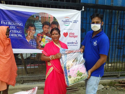 asiapacific india indiafoodbankingnetwork beneficiary adult receiving distributing fooddistribution