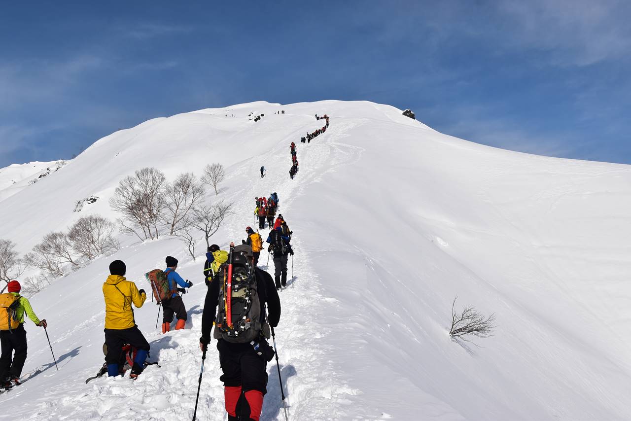 冬の谷川岳（天神尾根コース）行列の雪山登山