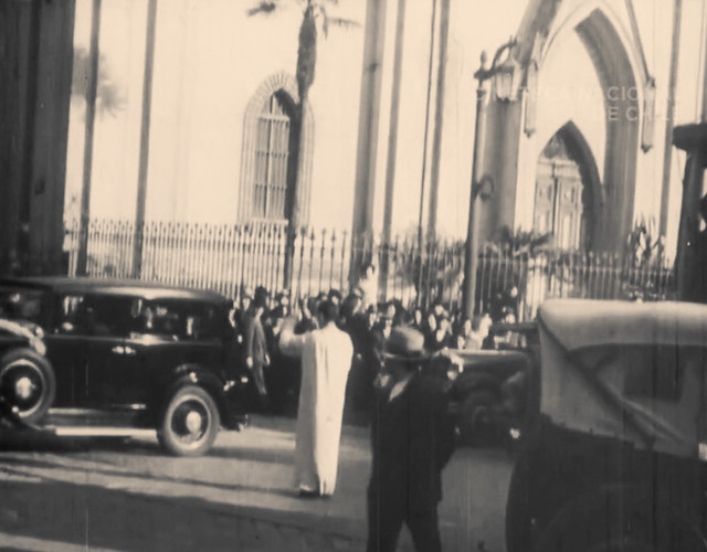La Caida del Dictador Ibañez julio de 1931, llegado el momento un cura debe dirigir el tránsito en las calles de Santiago. Una buena forma de asumir cada uno en un puesto de combate