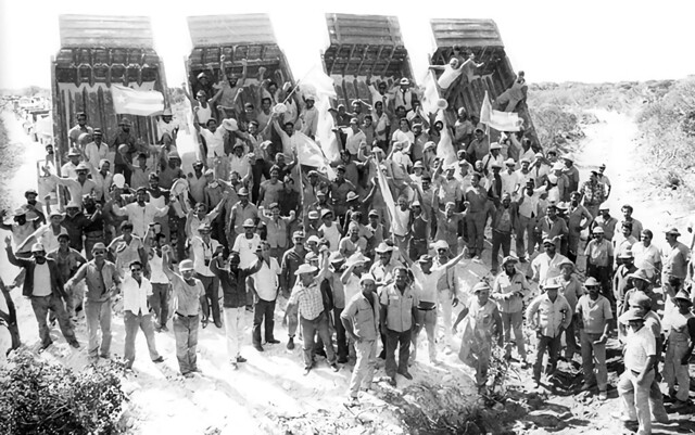 Contingente Constructores de Las Villas y equipos pesados llegando a Cayo Santa María para empezar la construccion del pedraplen
