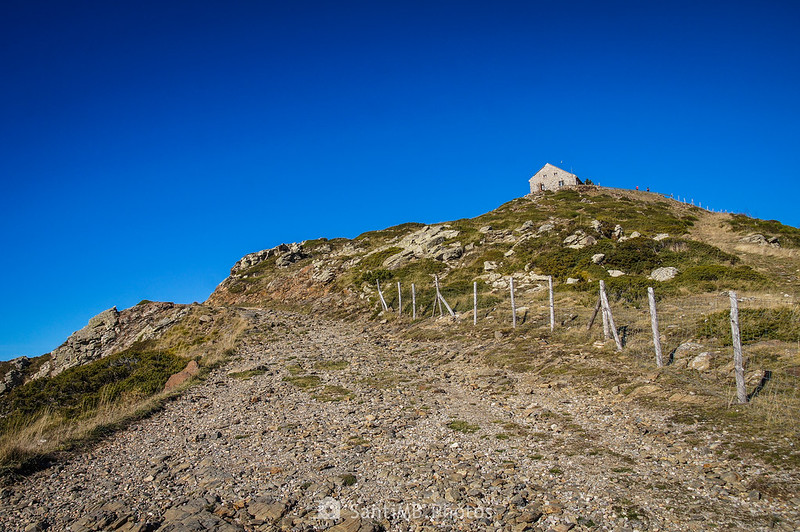 Subiendo al Turó de l'Home desde el Coll Pregon