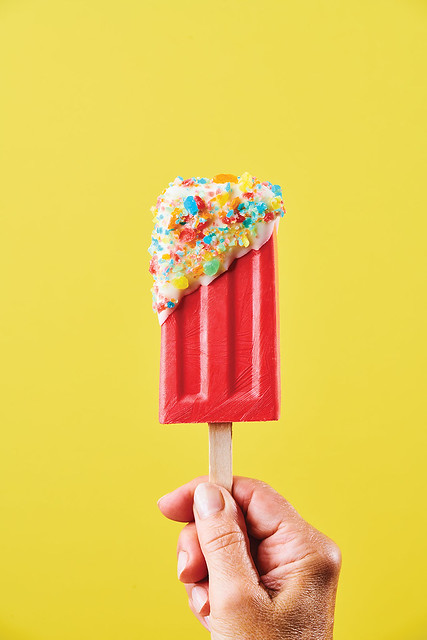 White Chocolate-Dipped Raspberry Pop made with SOUR PATCH KIDS Bitz_002