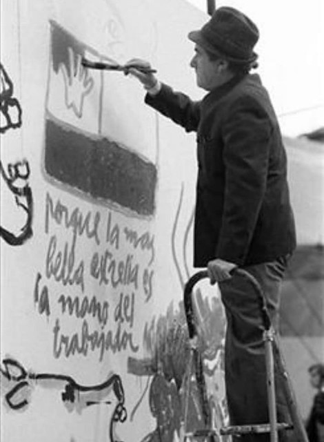 1971 Roberto Matta durante su visita a Chile, mural El Primer Gol del Pueblo de Chile