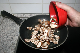 14 - Put mushrooms in pan / Pilze in Pfanne geben