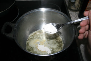 18 - Add flour / Mehl einstreuen