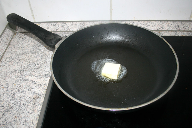 13 - Melt butter in pan / Butter in Pfanne zerlassen