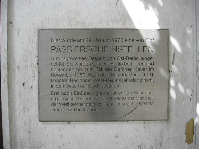2005 Berlin Gedenktafel Büro für Besuchs- und Reiseangelegenheiten (Passierscheinstelle) Maxstraße/Schulstraße 118 in 13347 Wedding