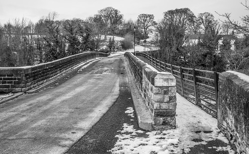 cwhatphotos flickr pics pic pictures photo photos foto fotos that have which contain with art artistic arts view image images show camera fujifilm fuji x100v bishop aukland county durham uk england river wear snow cold winter bridge cross crossing span brick built arch archway road roadway over bw mono