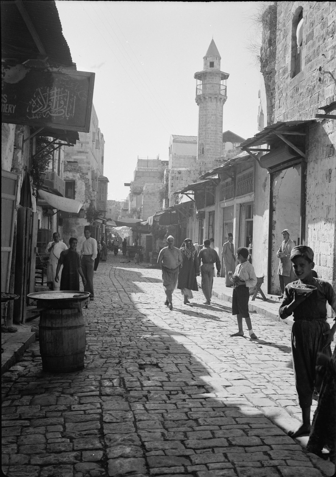 15.1940. Шхем. Улица в старом городе и вид новой мечети