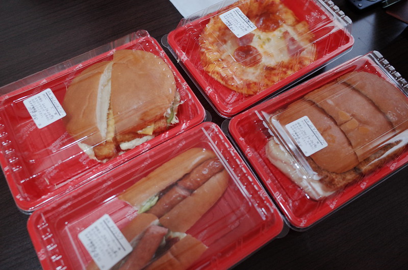 池袋西口コメダ珈琲店フィッシュフライバーガー コメダ特製ピザ みそカツパン チリドック