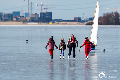 Muiden, ijsplezier op het IJsselmeer, 14 februari 2021