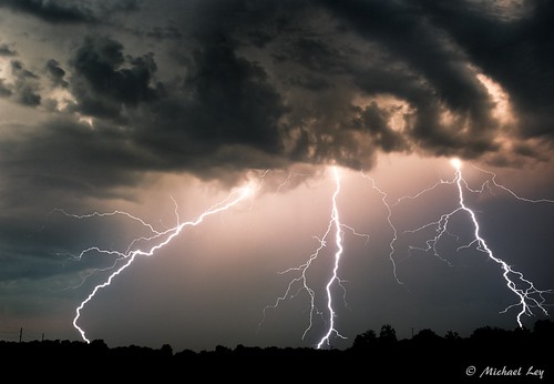 lightning flash bolts thunderstorm storm summer june cg illinois weather sky awesome cool impressive fantastic excellent stormy dusk wicked clouds cloudy spotter chaser electric tormenta orage gewitter temporale outside light