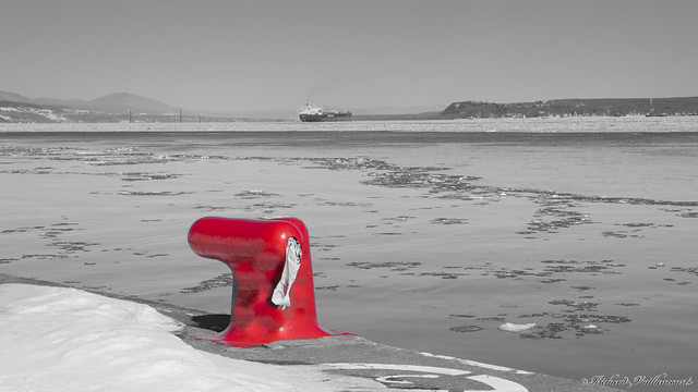 Borne rouge sur le quai, Fleuve St-Laurent, Québec, Canada - 0868