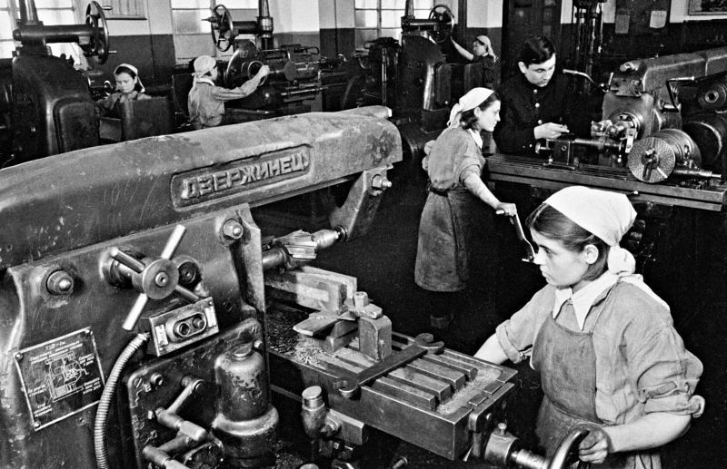 Из серии «Рабочая краса или как выглядели рабочие девушки в СССР». Часть 10 