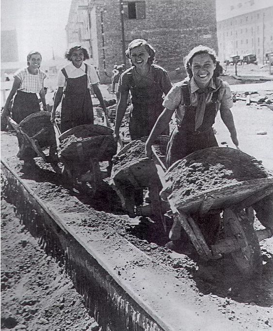 Из серии «Рабочая краса или как выглядели рабочие девушки в СССР». Часть 14 296