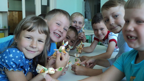 Мастер-класс по изготовлению лоскутной куклы – зайчика «на пальчик». Во время занятия дети своими руками создают лоскутную куколку и разыгрывают сказку «Заяц-хваста».