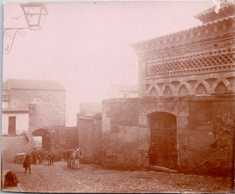 Casa del Santero que ocultaba la Mezquita del Cristo de la Luz. Al fondo la Puerta de Valmardón. Anónimo francés a finales del XIX o comienzos del XX.
