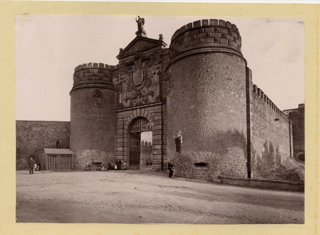 Operarios en la Puerta de Bisagra a finales del siglo XIX por Hauser y Menet