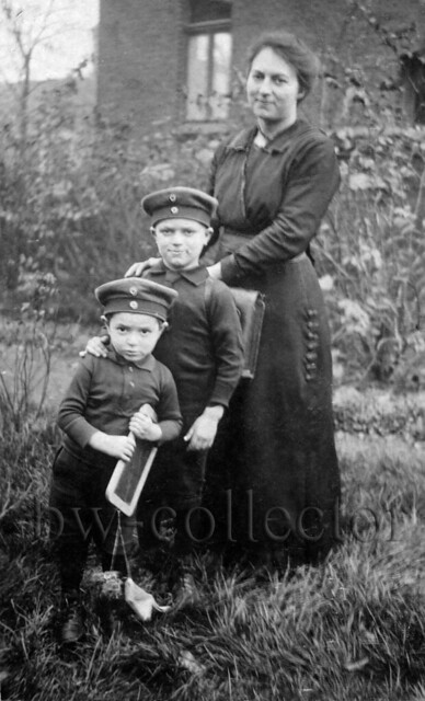 Woman with two kids - Frau mit zwei Kindern