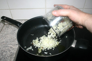 19 - Put diced onion in pan / Gewürfelte Zwiebel in Pfanne geben