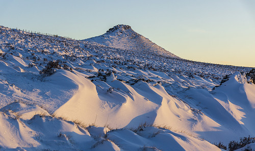 landscape derbyshire peakdistrict darkpeak snow winter hopevalley winhill snowdrifts goldenhour sunrise