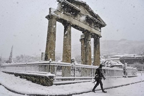ROMA ARCHEOLOGICA & RESTAURO ARCHITETTURA 2021. Veduta della città di Atene e dell'Acropoli. #Μηδεια La neve ha imbiancato l'acropoli ad Atene, una vista insolita per la città di oltre 3 milioni di abitanti. LA REPUBBLICA (16/02/2021) et al.