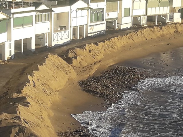 El Ayuntamiento limpia la arena acumulada en las casetas de Garraf