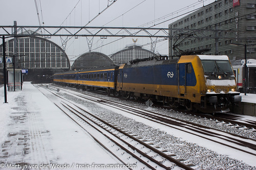 20210207_NL_Amsterdam-Centraal_NS Trax 186 008 with IC to Bruxelles covered in snow and ice