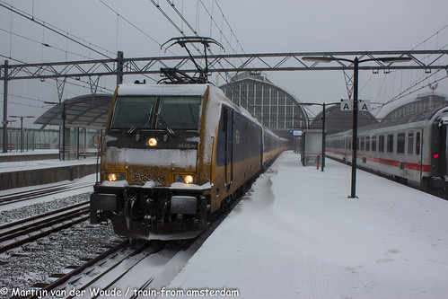 20210207_NL_Amsterdam_Centraal_NS Trax 186 008 with IC to Bruxelles covered in snow and ice