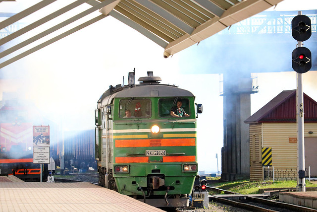 Тепловоз 2ТЭ10М-2850 с грузовым поездом отходит со станции Витебск (Беларусь).