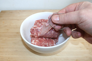 01 - Remove tuscan sausages from casing / Toskanische Bratwurst von Pelle befreien