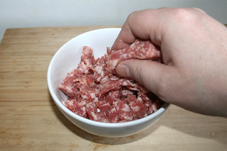 02 - Crumble sausage meat / Wurstbrät zerbröseln