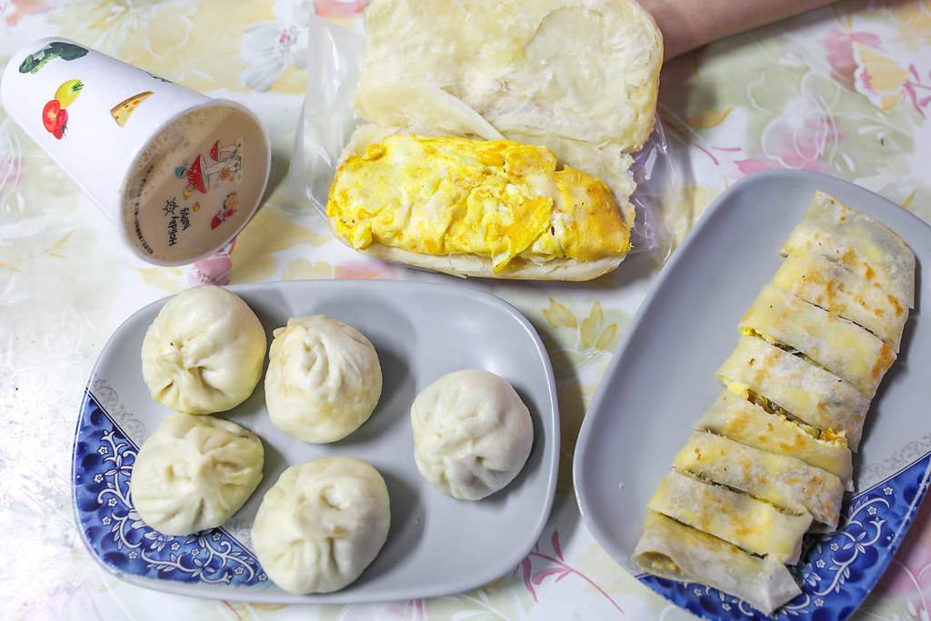 凌晨美食,凌晨豆漿店,台北市松山區光復南路秦老師豆漿店,台北早餐,台北豆漿店,秦老師,秦老師早餐,秦老師早餐店,秦老師獅子頭,秦老師獅子頭,秦老師獅子頭宅配,秦老師獅子頭宅配,秦老師豆漿店,秦老師豆漿店營業時間,秦老師豆漿店菜單,老師早餐店,老師早點,老師豆漿,騎樓下老師早餐店 @陳小可的吃喝玩樂