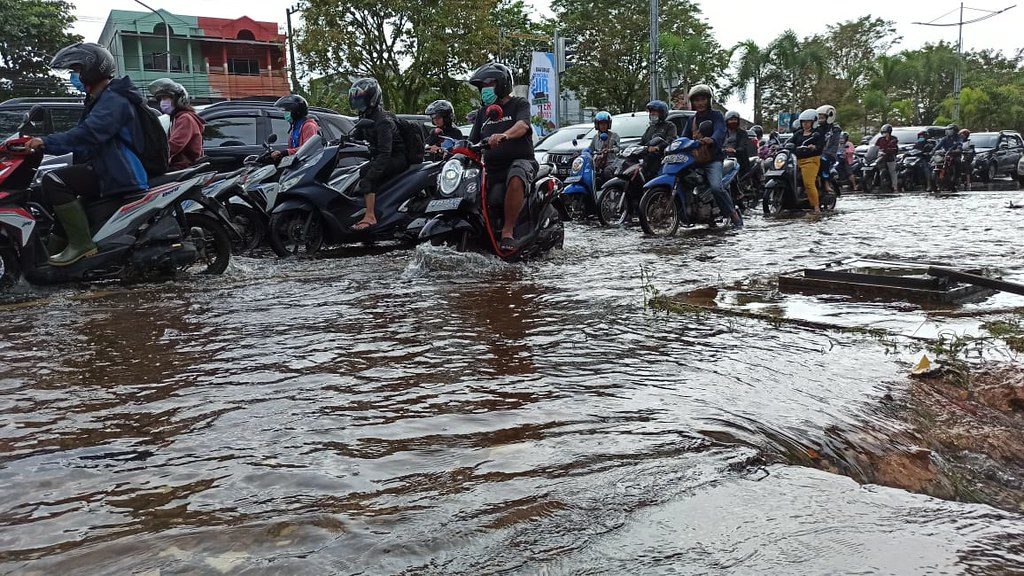 Pengendara menghadapi kondisi banjir