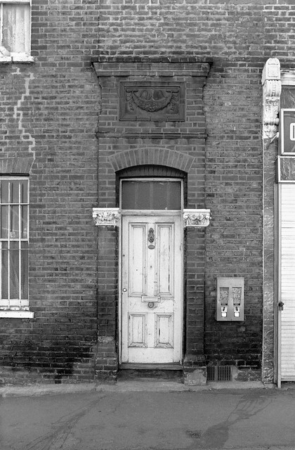 Doorway, 28 North St, Rozel Rd, Clapham, Lambeth, 1989 89-5i-11