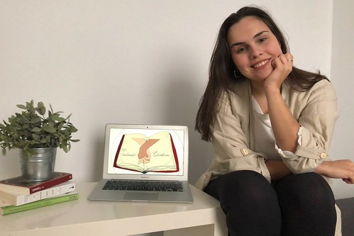 Encarna Herrera junto al logo de Puenteando Literatura