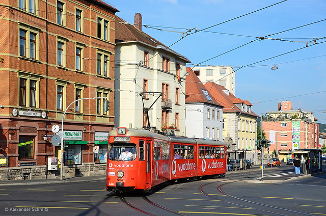 (D) Würzburg: DÜWAG GTW-D8 244 auf der Linie 2 in Richtung Sanderau nahe der Haltestelle Wörthstraße