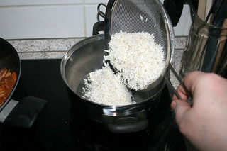 29 - Put rice in pot / Reis in Topf geben