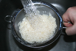19 - Rinse out rice / Reis abspülen