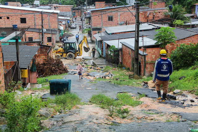 Defesa Civil atende comunidade Fazendinha, após rompimento de tubulação