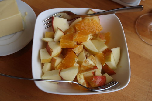 Obstsalat auf Orangen und Äpfeln