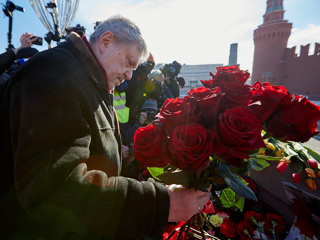 Red roses on the Nemtsov bridge
