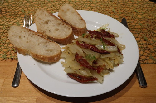 Fenchel mit getrockneten Tomaten und Ciabatta (mein Teller)