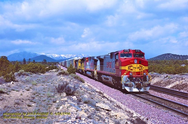 BNSF 4706, eb, W Darling, AZ. 4-14-1998
