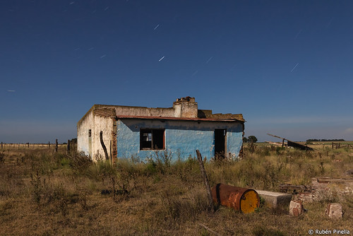 denoche lunallena luna ruinas abandono pastizal casa campo paisaje rubénpinella